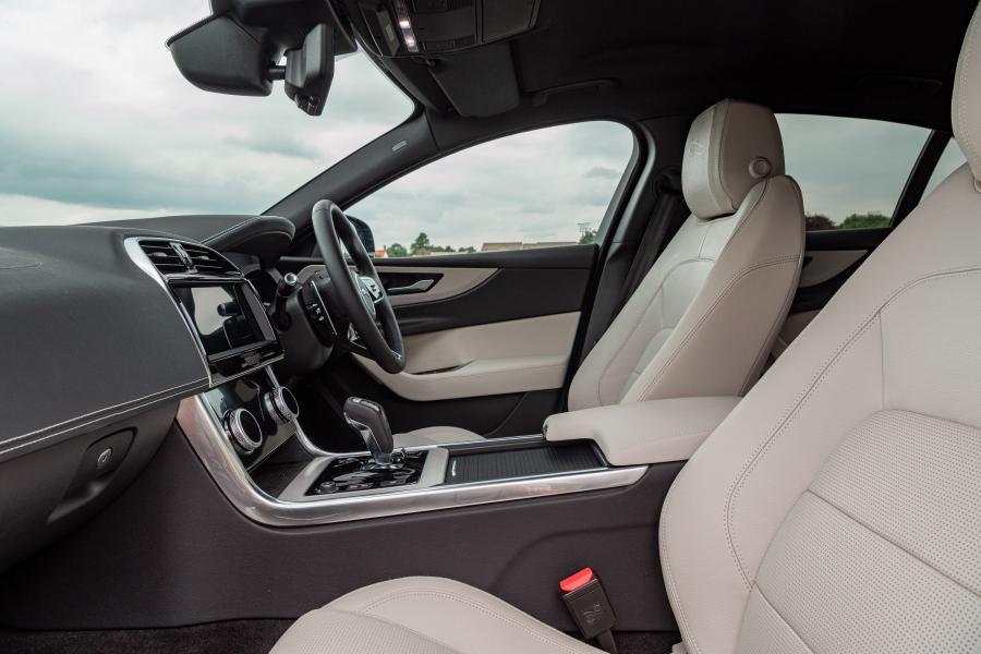 Интерьер Jaguar XE D180 SE R-Dynamic AWD 2019 года  (UK) (фото 21 из 40)